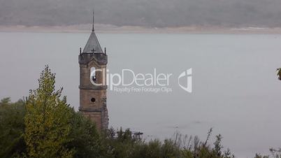 Kirchturm im Ebro-Stausee