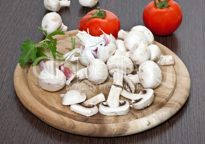 Field mushrooms with tomatoes and garlic