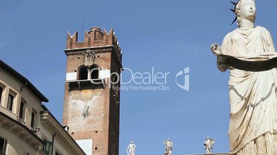 Turm und Statue in Verona