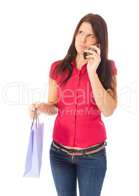 Das junge Mädchen mit der Einkaufstüte in der Hand telefoniert