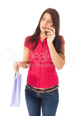 Das junge Mädchen mit der Einkaufstüte in der Hand telefoniert