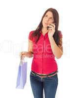 Das junge Mädchen mit der Einkaufstüte in der Hand telefoniert
