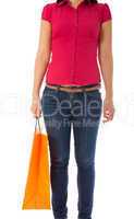 Das junge Mädchen trägt eine Einkaufstüte