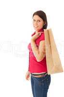 Das junge Mädchen trägt eine Einkaufstüte