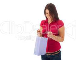 Das junge Mädchen schaut in eine Einkaufstüte