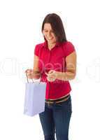 Das junge Mädchen schaut in eine Einkaufstüte