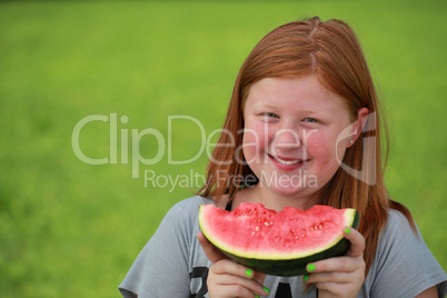 Mädchen isst eine Wassermelone