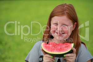 Mädchen isst eine Wassermelone