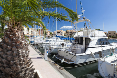 Hafen von Gruissan im Sommer - Port of Gruissan in summer