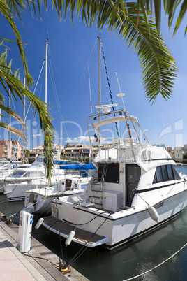 Motoryacht in Gruissan - Cruiser boat in Gruissan