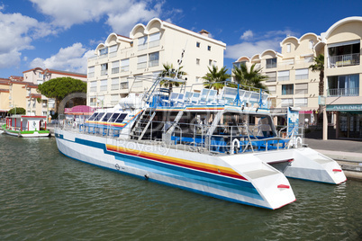 Ausflugsboot im Hafen Gruissan - Excursion boat in the port Grui