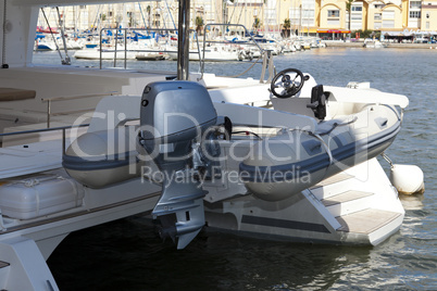 Beiboot mit Außenborder - Dinghy with outboard engine