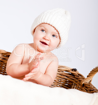 kleines Baby kind nackt in einem korb