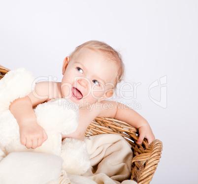 kleines Baby kind nackt in einem korb
