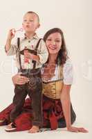 Mutter und Sohn in bayerischer Tracht