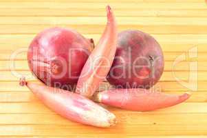 Shallot onions and red onions