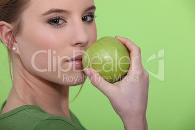 Woman holding green apple