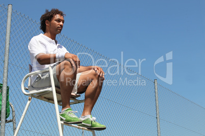 referee on tennis court