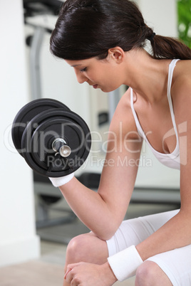 Woman lifting a dumbbell