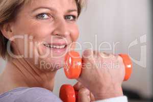 Woman lifting dumbbells at the gym