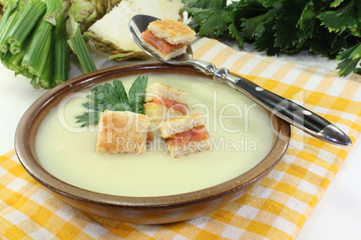 Selleriecremesuppe mit Lachscroutons