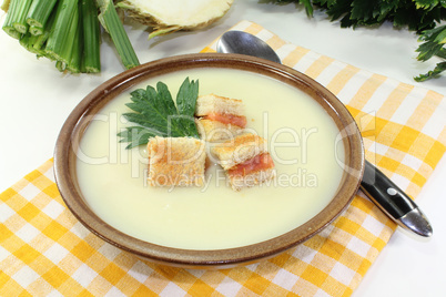 Selleriecremesuppe mit Lachscroutons