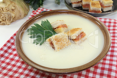 Selleriecremesuppe mit Lachscroutons