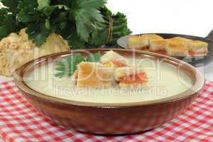 Selleriecremesuppe mit Lachscroutons