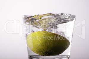 Glas mit frischer Limette