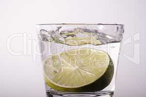 Glas mit frischer Limette