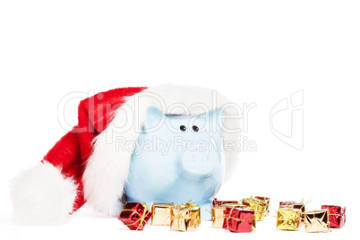 sparschwein mit kleinen weihnachtsgeschenken trägt nikolausmütze