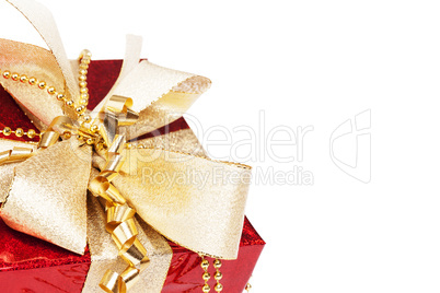rotes weihnachtsgeschenk mit goldenen schleifen