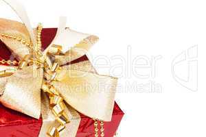 rotes weihnachtsgeschenk mit goldenen schleifen