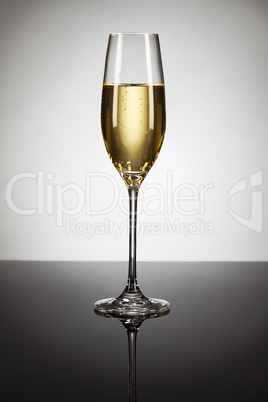 ein glas mit champagner