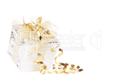 schönes silbernes weihnachtsgeschenk mit goldenen schleifen