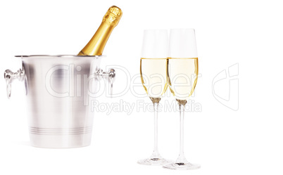 zwei gläser mit sekt vor sektkühler mit champagner