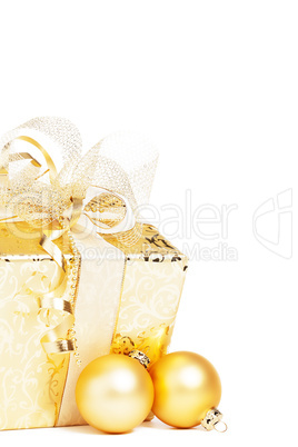 goldenes weihnachtsgeschenk mit goldenen christbaumkugeln