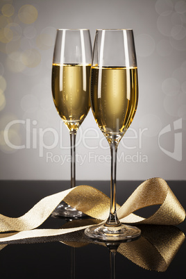 zwei gläser champagner mit goldenem band