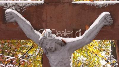 Kruzifix mit Schnee