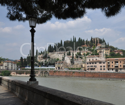 Etsch und Hügel S. Pietro in Verona