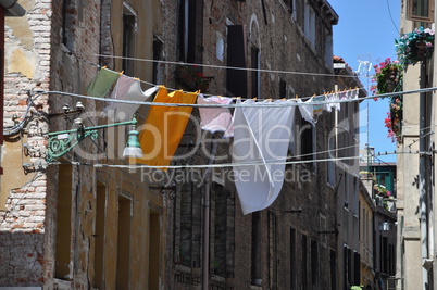 Wäsche an einem Haus in Venedig