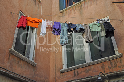 Wäsche an einem Haus in Venedig