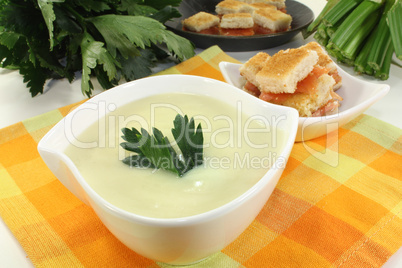 Selleriecremesuppe mit Lachscroutons