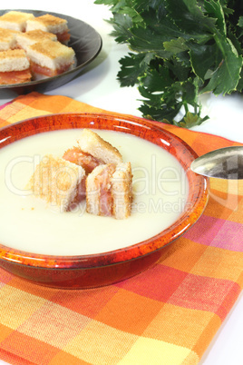 frische Selleriecremesuppe mit Lachscroutons