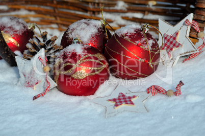 Weihnachten Dekoration im frischen Schnee