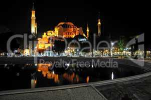 Nachtaufnahme der Hagia Sophia in Istanbul