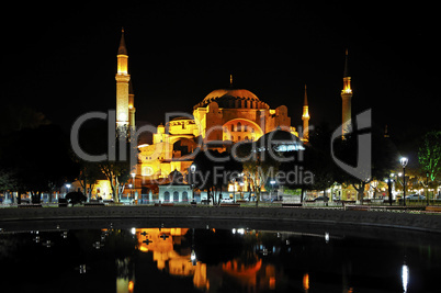 Nachtaufnahme der Hagia Sophia in Istanbul