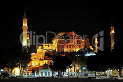 Nachtaufnahme der Hagia Sophia in Istanbul