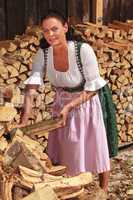 Frau beim Holzstapeln