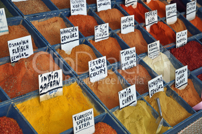 Gewürze auf einem türkischen Markt
